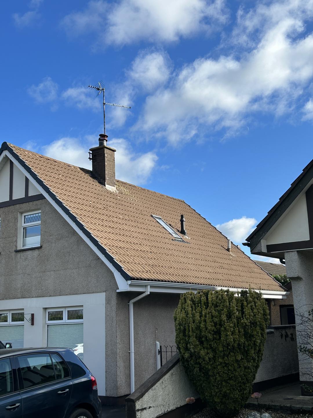 roof cleaned showing the difference without dirt