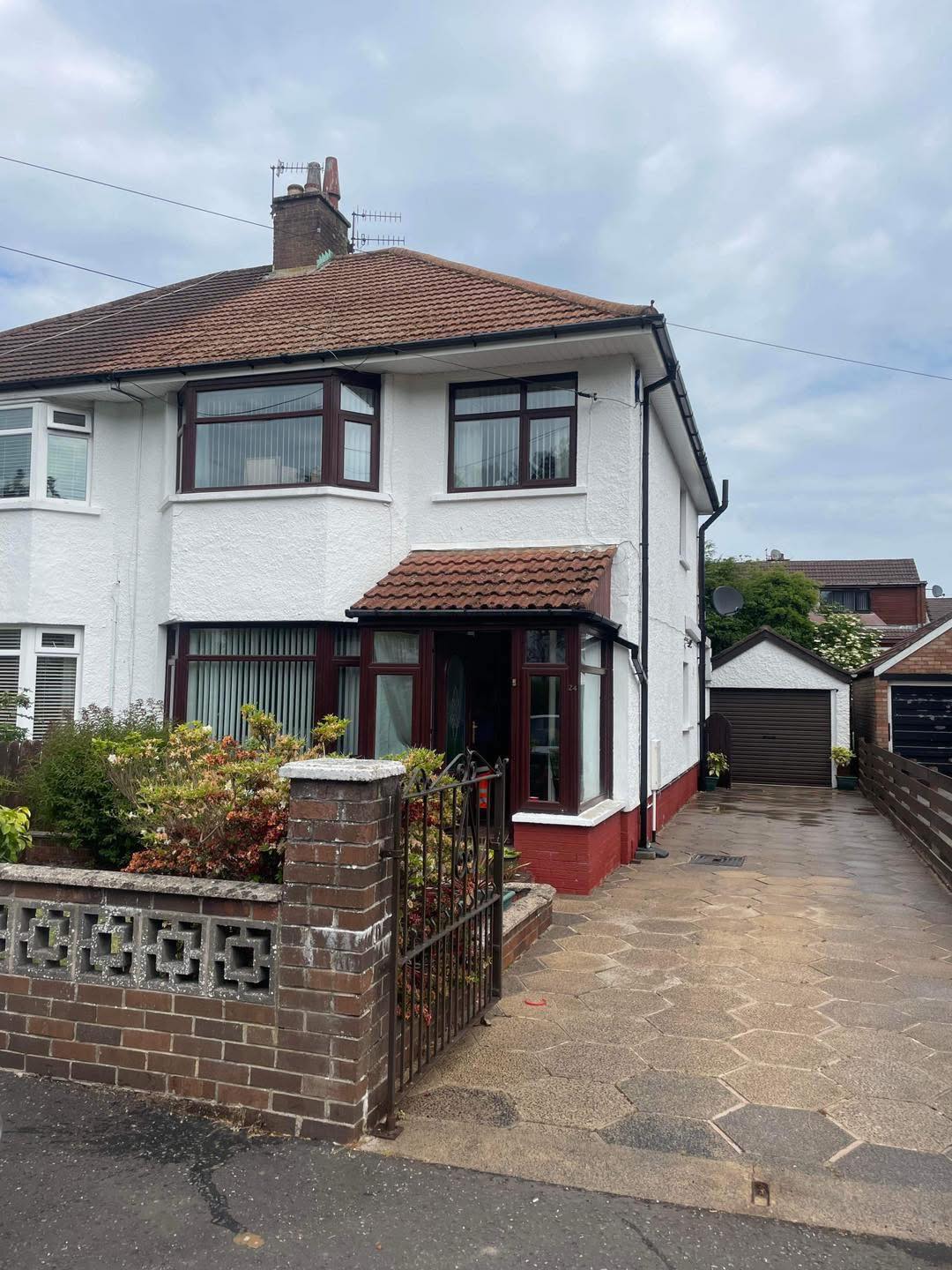 house cleaned exterior and driveway by Sparkly Clean
